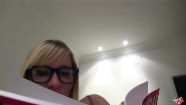 Красотка в очках скачет на члене - #2